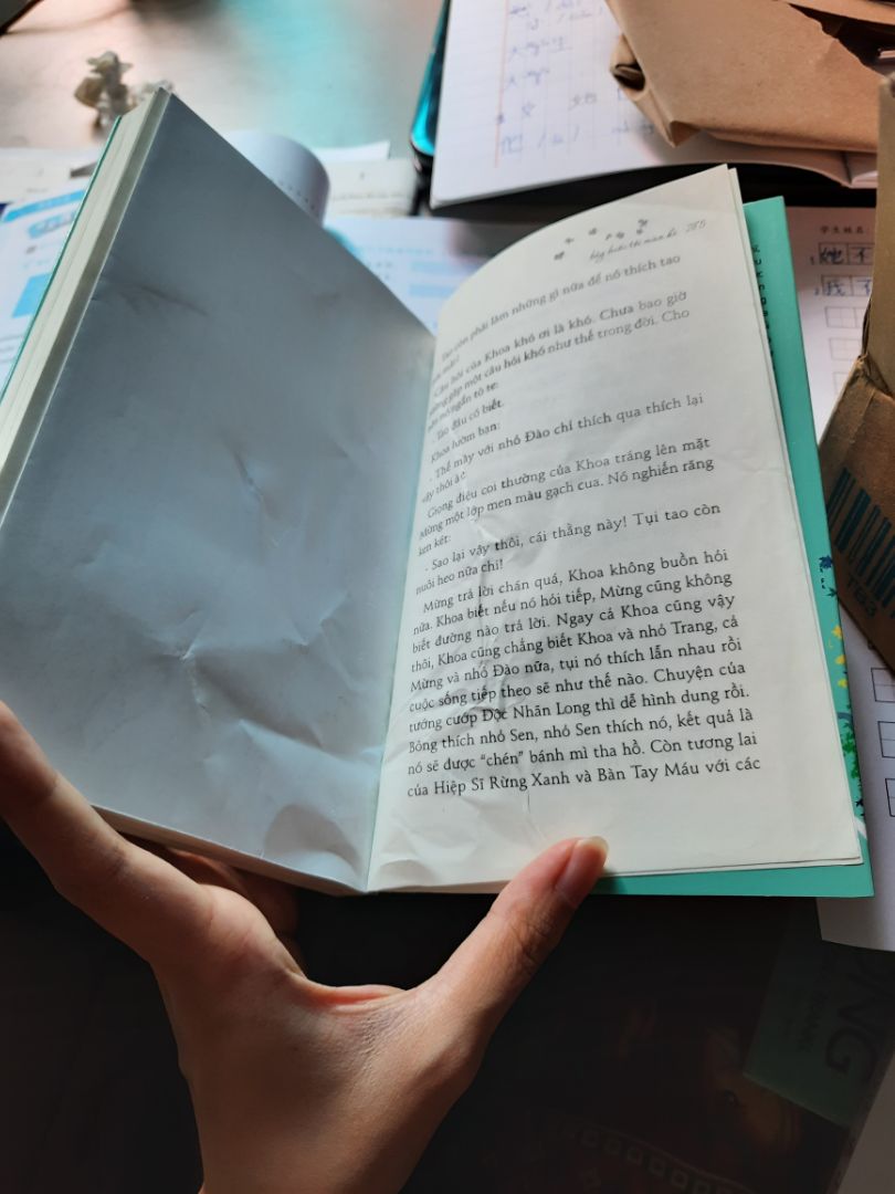 Trước giờ mua sách của tiki đều rất hài lòng, nhưng đến hôm nay nhận hàng lại bị một cuốn sách như thế này. Sách hơi bụi, bìa sách xước, trang đầu tiên bị rách và nhăn nhúm, mở ra bên trong cũng có nhiều trang sách bị nhăn như vậy =((
Mong tiki chú trọng hơn.