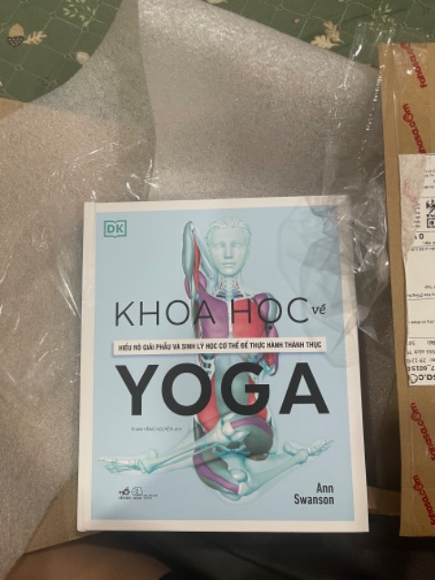 Sách mới tinh, gói kĩ, giao siêu nhanh, hôm qua đặt hôm nay có, giá lại rẻ hơn so với mặt bằng chung nữa chứ, mình cực kì hài lòng. Nội dung sách thì mình sẽ tìm hiểu từ từ, nhưng vì có cơ hội đọc được vài trang mình mê đắm đuối quá mới phải order về á