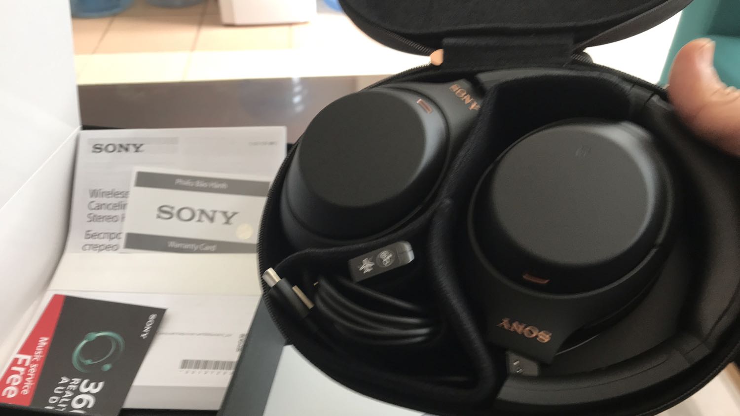 Tuyệt vời không thể tuyệt vời hơn! Con sp800n nhỏ gọn đeo khi chạy bộ còn con này đeo lúc ngồi làm việc là phê lòi! Phụ kiện đủ hộp đựng nhỏ gọn, dây 3.5 kết nối trực tiếp để cho ai nghi ngờ chất lượng convert music qua bluetooth, dây sạc type C, đầu cắm 2 chấu cho những chuyến bay dài thưởng thức phim trên ghế ngồi! Chụp tai kín đến mức bất ngờ! Đeo không cảm giác nặng hay cấn đầu. Mỗi tội ai ko đeo quen thì sẽ cảm giác nóng tai đôi chút! Tiki giao đúng hẹn, hộp nguyên đai nguyên seal hàng malaisia! Chất lừ! Vừa nhìn đã yêu!