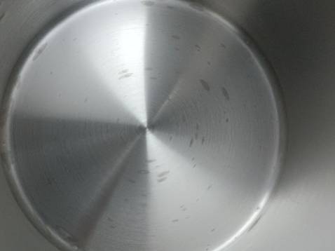 Đã nhận hàng như quảng cáo, hàng đẹp, chất lượng thì để sau thời gian sử dụng mới biết. Tuy nhiên, hàng mới nhưng lại có hiện tượng ố đen bên trong lòng bình vì lý do gì? Nhờ shop giải thích dùm? Nếu bị như vậy sợ ảnh hưởng đến sức khỏe?