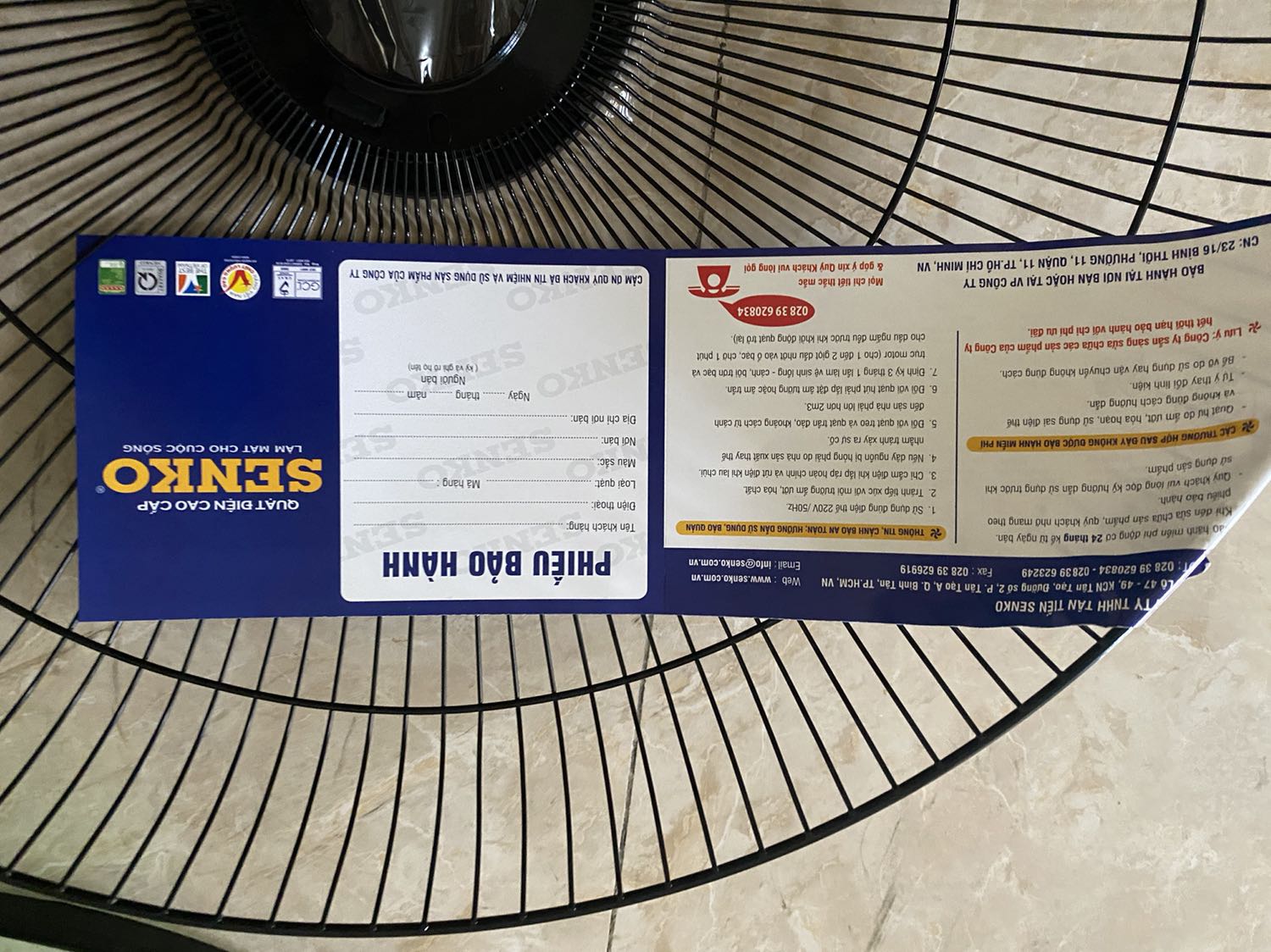 Giao đủ bộ phận, gói hàng cẩn thận, quạt dễ lắp ráp, có cả phiếu bảo hành 1 năm của Senko lẫn tem bảo hành của shop dán trên thân quạt ghi rõ ngày tháng năm và thông tin liên hệ.

Quạt chạy mạnh nên hơi có tiếng ùuuuu mỗi khi chạu, chọn mức nhỏ nhất vẫn rất mát. Nút vặn chọn mức quạt, nút bấm chế độ quay xung quanh, ổ khớp điều chỉnh chiều cao đều hoạt động tốt! Về độ bền thì mới mua lần đầu nên chưa biết.

Nói chung trải nghiệm hiện tại của mình về sản phẩm rất tốt!