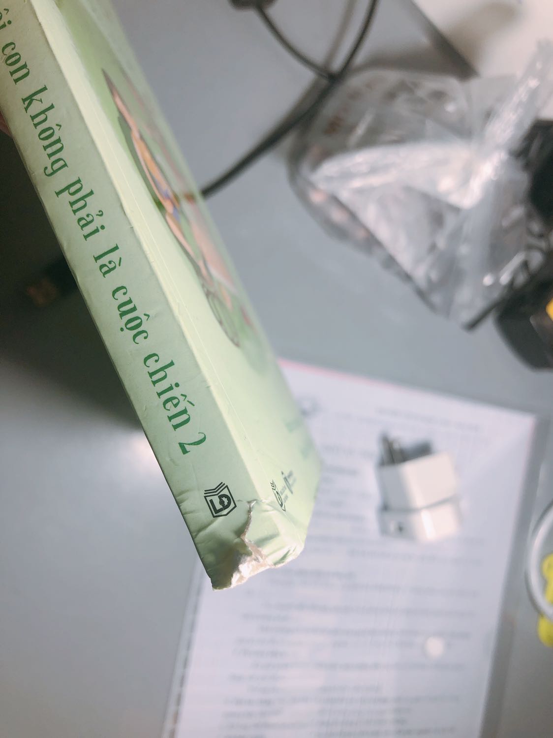 Mình mua của tiki nhiều sách, nhưng lần đầu thấy tiki giao sách khá cũ, bẩn và thậm chí còn bị rách gáy. Hy vọng lần sau tiki giao sách đẹp và chất lượng hơn. Điểm cộng là đóng gói đẹp và giao hàng đúng hẹn!