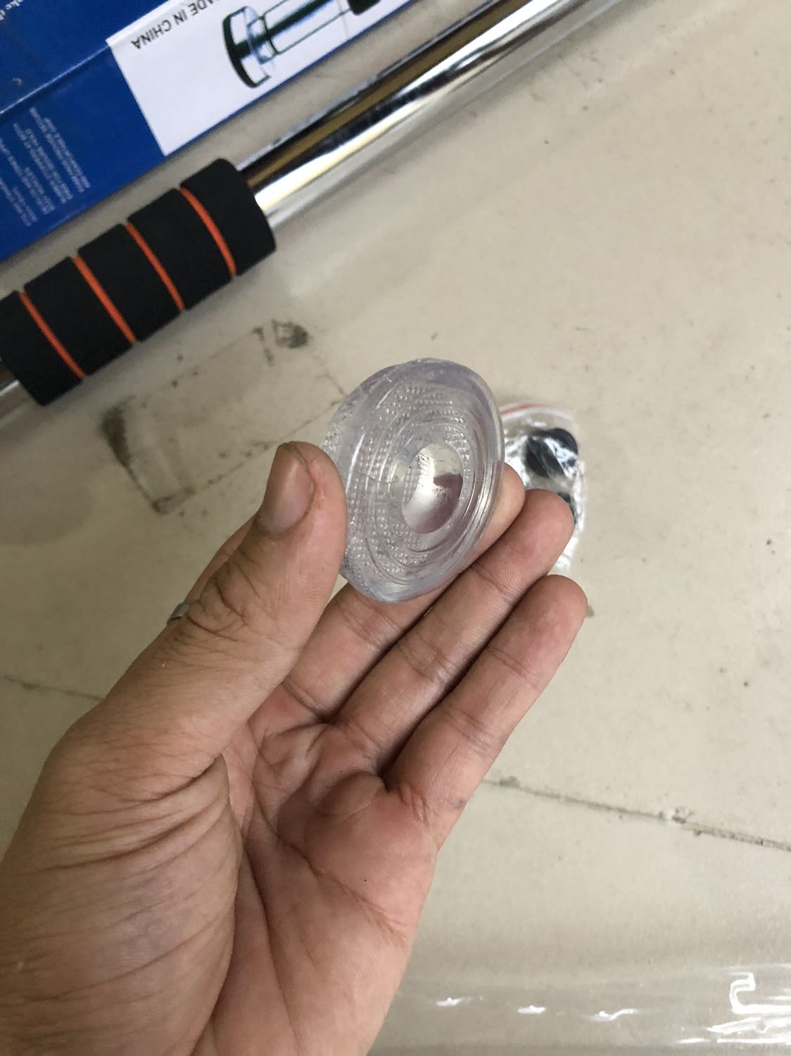 Cảm ơn shop nha mua về mở ra ưng quá đi giá OK mà chất lượng quá rẻ hơn ngoài 30k-50k ấy
- Về lắp tập gài lên rất chắc có phần xoáy gài thì hơi chật nhưng  do hàng mới dùng 1 thời gian sẽ xoáy dễ hơn 
- Mua về mà ba e cũng ưng tập xuốt thôi hihi mấy bữa nữa chắc đặt thêm 1 chiếc nữa cho ba em 
- Hàng chính hãng mà rẻ lại yên tâm vì có lỗi sản phẩm thì mình vẫn có thể đổi được ạ 
- Nói chung là hài lòng được mua rẻ mà đúng như shop mô tả cảm ơn shop và tiki sẽ ủng hộ dài dài 
Bác nào như e không có thời gian đến phòng tập thì đặt ngay một chiếc về đi tập mấy bữa mà cơ bắp cuồn cuộn luôn nha .HAHA