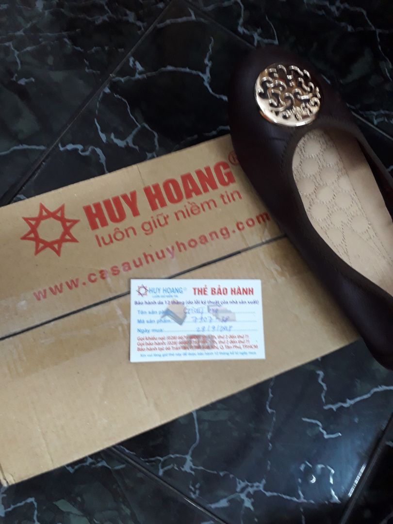 Giày mang vào vô cùng nhẹ và êm chân, tuy ko bóng bẩy như trong hình quảng cáo nhưng với giá đã sale và chất lượng như vậy thì quá ok, mình mua tặng mẹ mẹ rất hài lòng (hiếm khi mình mua cái gì mẹ mình hài lòng đến vậy). Chắc sẽ ko cần xài tới thẻ bảo hành đâu hihi.