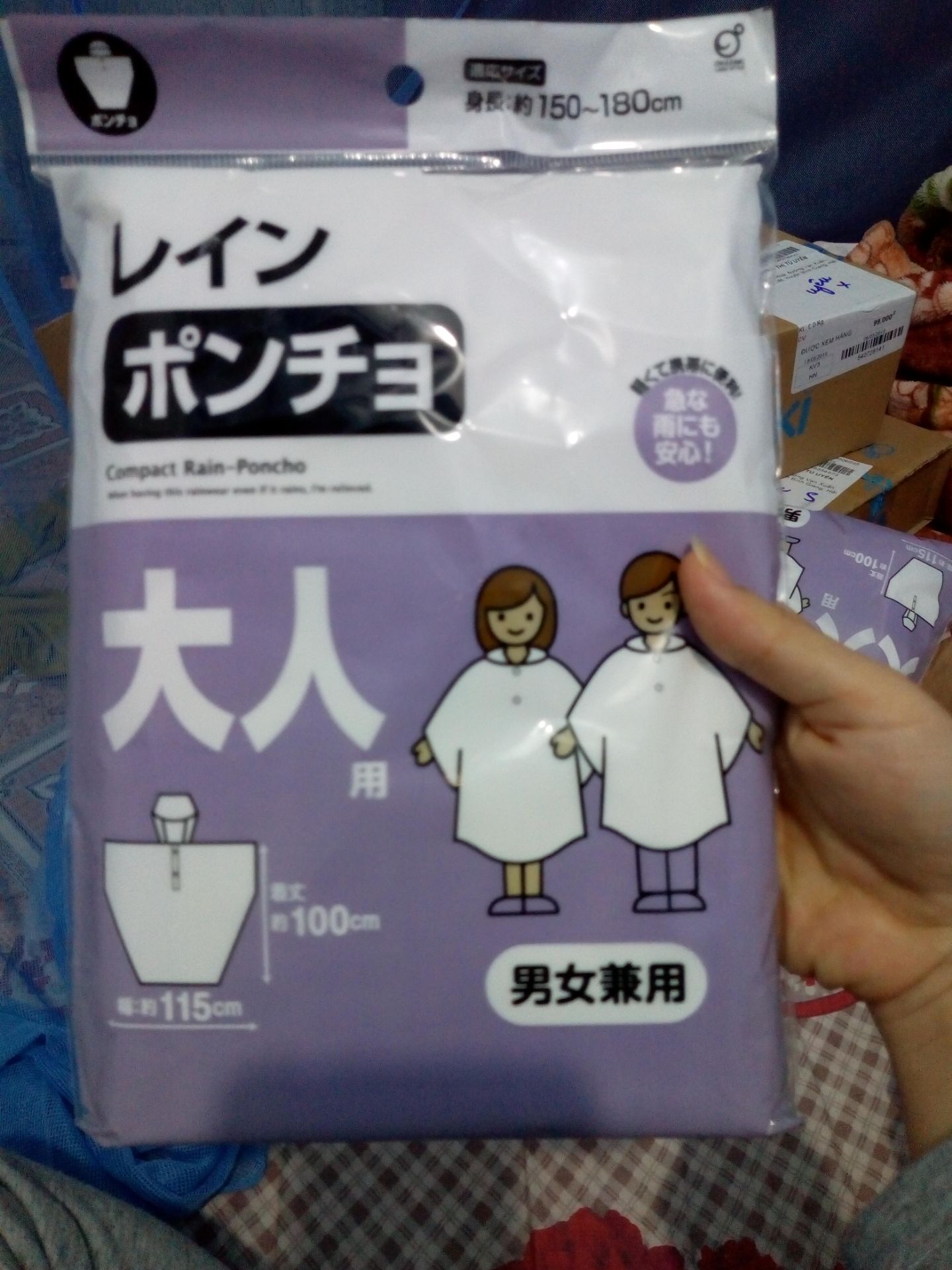 chất mỏng, mở ra mùi nhựa khó chịu quá, cúc thưa, mũ ko có dây buộc, lo rằng đi mưa có thể vẫn bị tạt ướt