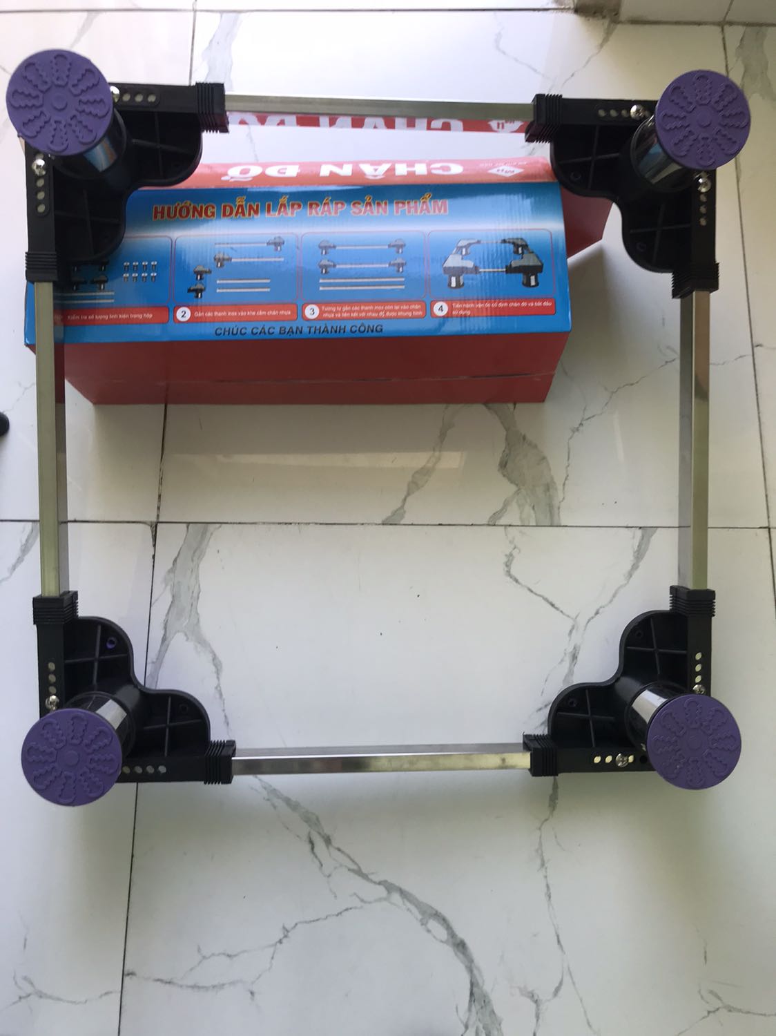 Sản phẩm như mô tả. Mình cứ nghĩ khi điều chỉnh thì nó không chắc chắn nhưng hoàn toàn ngược lại, chắc không tưởng và không bị lắc. Chân đế dễ lắp ráp, hướng dẫn rõ ràng. Thằng nhóc nhà mình tự lắp luôn