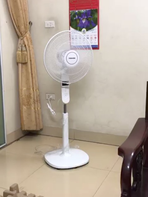 Tiki giao hàng nhanh, đóng gói cẩn thận. Quạt chạy khoẻ, có 3 mức tốc độ và 4 chế độ: Bình thường, ban đêm, tiết kiệm và dịu êm. Hàng Toshiba chất lượng khỏi bàn, năm ngoái mình mua cái LSD40 điều chỉnh 26 tốc độ gió núm xoay dùng ngon. Tiếp tục ủng hộ Tiki👍