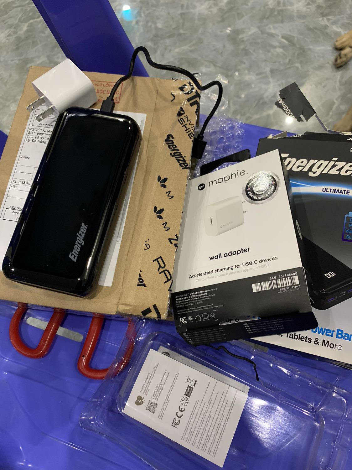 sản phẩm đẹp, đóng gói kỹ càng. mình tưởng tặng cục sạc cùng đầu với dây sạc kèm theo nhưng không phải. cục này cần mua dây sạc type c riêng. chưa sử dụng nên chưa biết bền không. trước mắt ổn