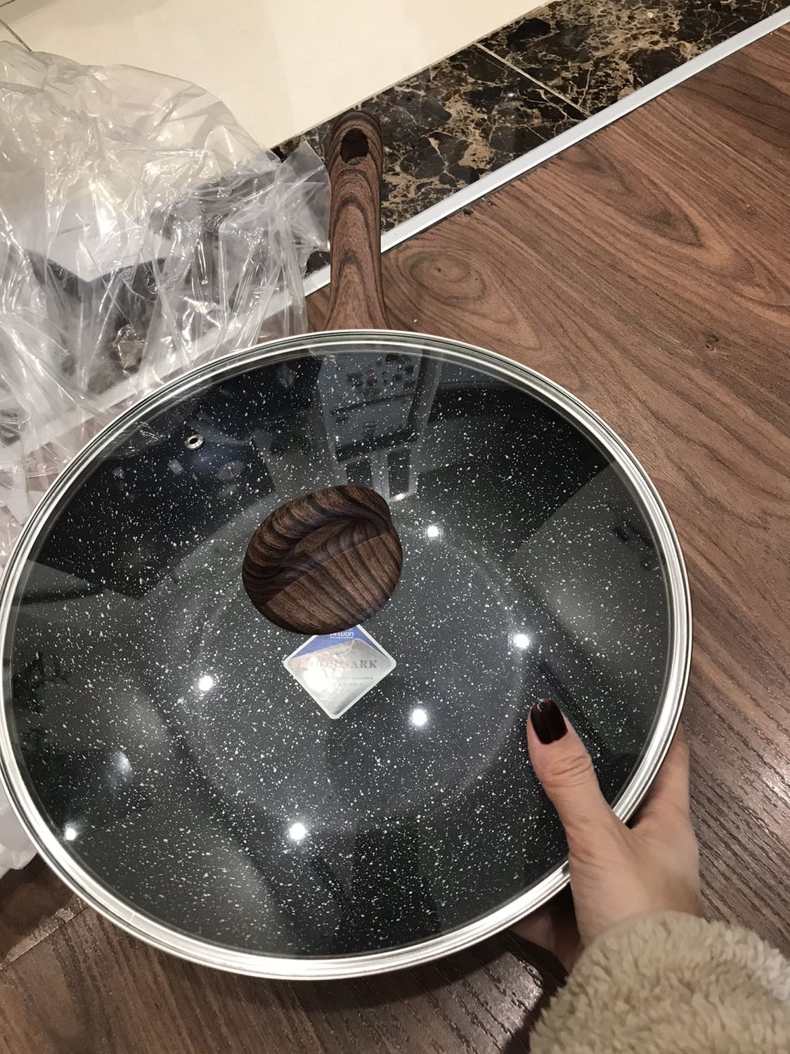 Tiki giao nhạn. Sản phẩm chính hãng. Giá giảm 50%. Chảo to, cầm nặng tay, chống dính tốt. Nhưng dùng với bếp từ đơn lock and lock thì có lúc k nhận, đáy từ k nhạy lắm.