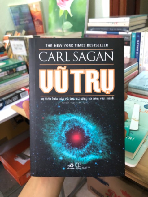 Một cuốn sách hay, tuy cuốn sách được tác giả viết từ thế kỉ trước rồi, lúc mà mình còn chưa sinh ra nhưng những câu chuyện trong cuốn sách thật sự giúp mình mở mang được rất nhiều điều. Những câu chuyện trong cuốn sách rất hay, rất lôi cuốn, đọc xong thấy mình thật nhỏ bé biết bao nhiêu. Sách viết về con người và vũ trụ, về lịch sử cũng như địa lý, sinh học,… nhưng không hề khô khan mà rất gần gũi, dễ hiểu. Ai yêu thích khoa học thì nên đọc nhé. Sách hơi dày nên không thể đọc nhanh được. Tiki đóng gói okela.