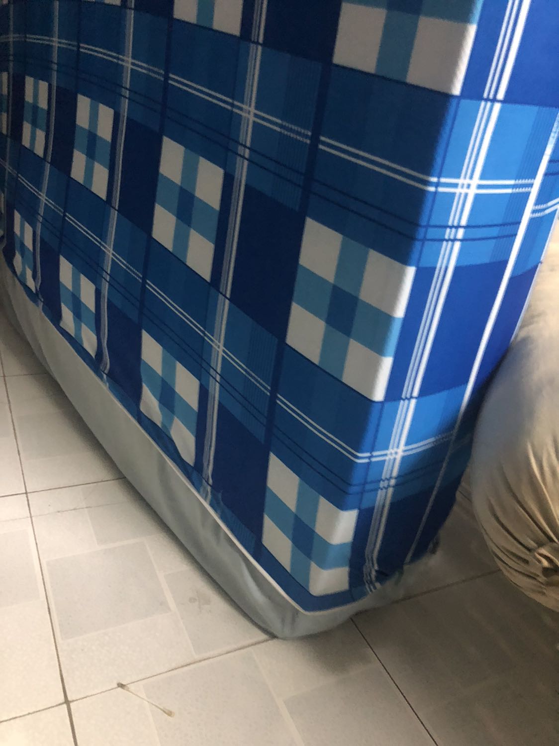 Gì kì vậy. Báo kích thước là 1,4m cho chiều ngang, 10cm cho bề dày và 2m cho chiều dài. Trong khi nệm của mình dài chưa tới 2m, dày chưa được 10cm mà hàng ngắn ngủn thế này.