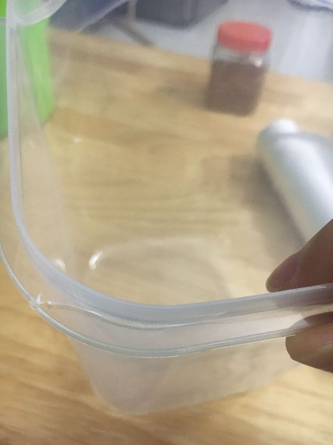 Sản phẩm giao đóng gói rất kỹ. Mình rất hài lòng Tiki luôn gói hàng cẩn thận. 
Tuy nhiên sản phẩm bên trong thì 17 hộp hư 2 thân và 1 nấp. Sản phẩm trên thì và thực tế hoàn toàn không giống nhau.
Hi vọng Tiki đừng để sản phẩm thế này được bày bán. Mình mua Tiki nhiều lần nhưng thật sự lần này vô cùng thất vọng.