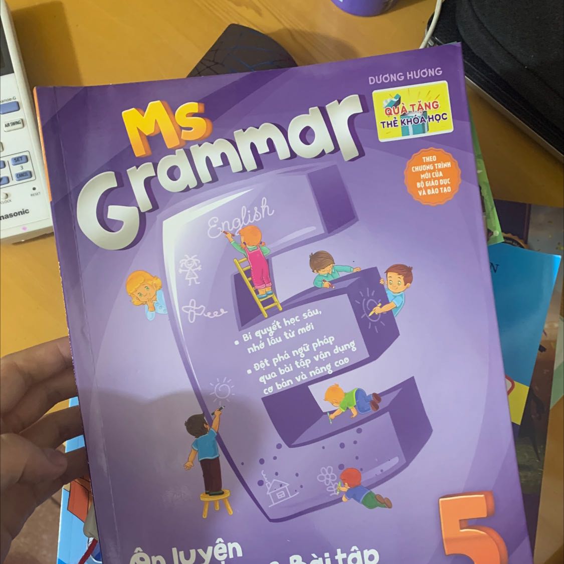 Nội dung dễ hiểu, kiến thức đa dạng từ dễ đến khó, thích hợp ôn luyện 
Sách mới, chữ in rõ, thơm