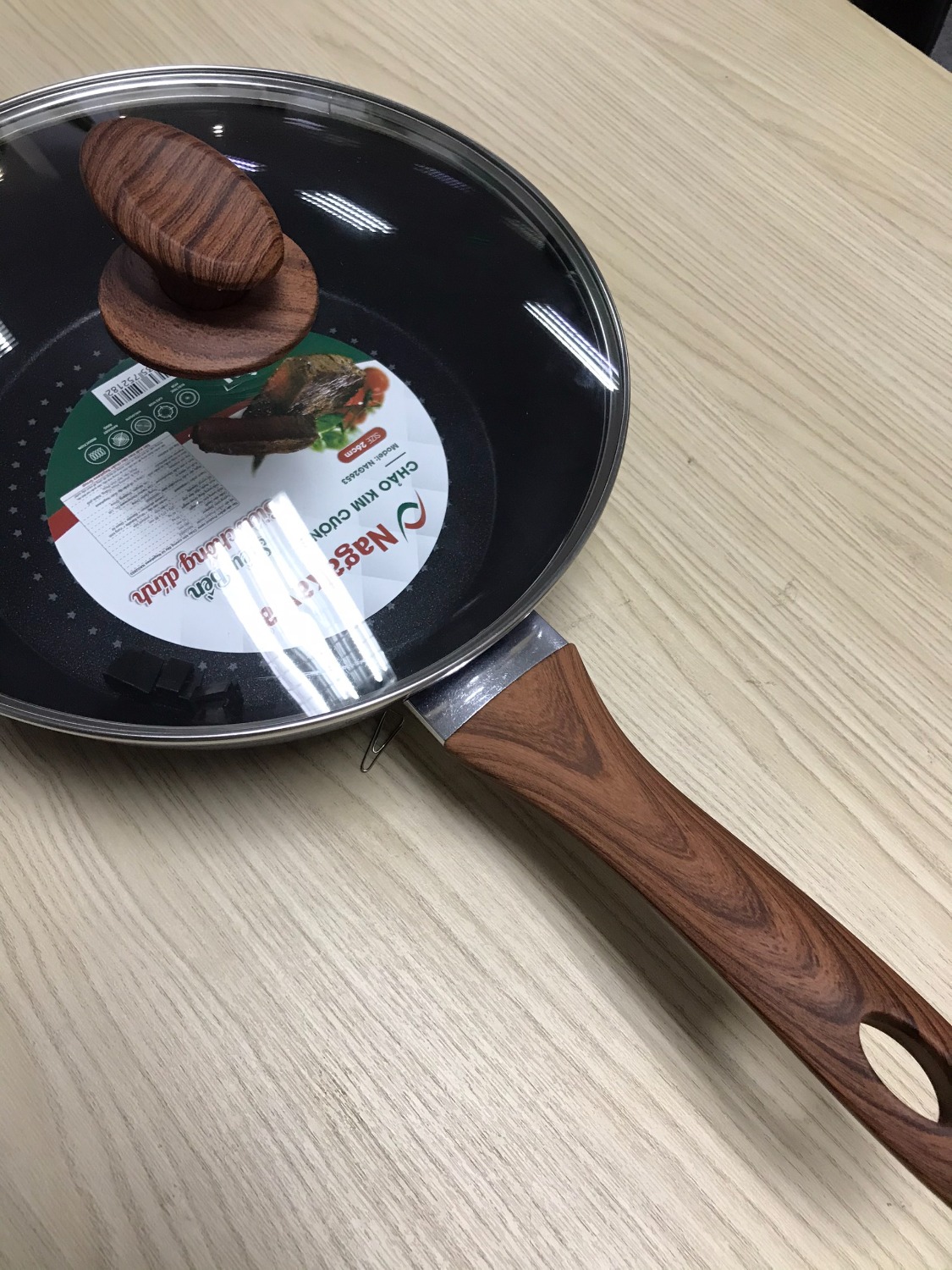 Mình xem hình thấy đẹp mà không ngờ chảo bên ngoài còn đẹp hơn nữa. Đáy chảo có lớp chống dính nhìn lấp lánh yêu yêu. Mà chảo này sâu lòng nhưng bằng bằng nên chiên xào đều ok. có nắp kính nữa nên tiện lắm luôn. Từ nay sẽ ủng hộ Tiki và Nagakawa