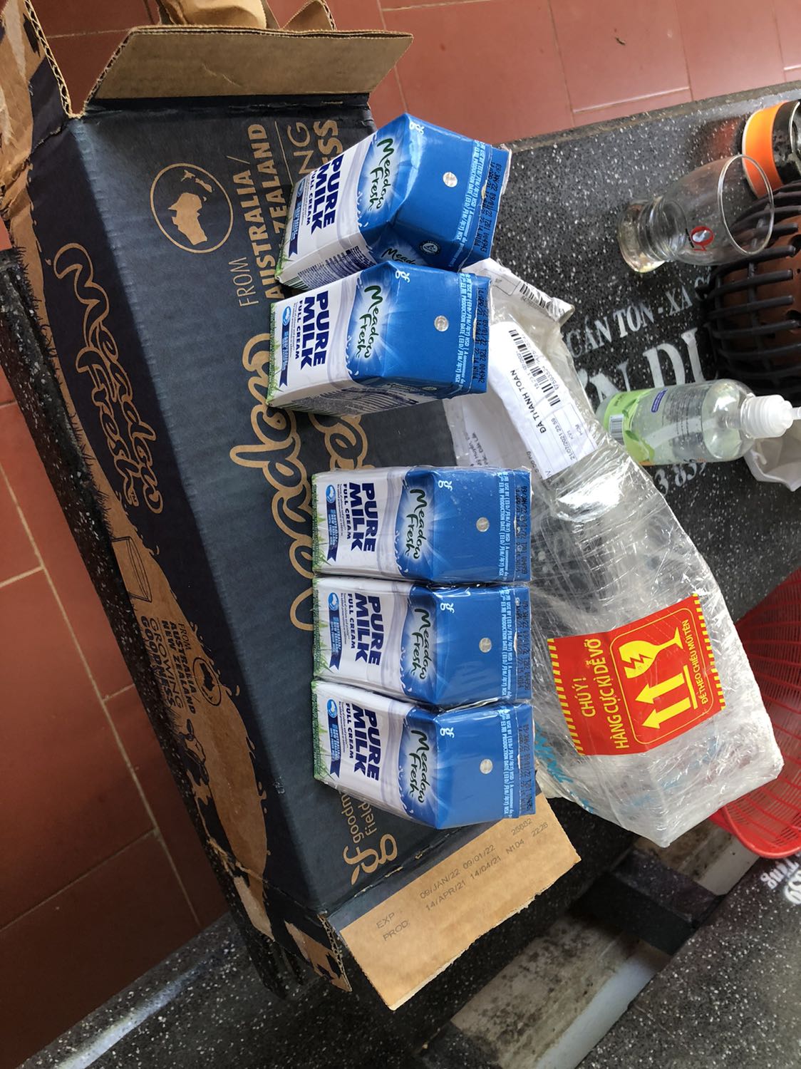 Thùng sữa 24 hộp nhưng khi giao thì khui ra chỉ 23 hộp. Cứ 3 hộp bọc chung nilon. Tuy nhiên bị 2 hộp lẻ, ko bọc nilon xong quanh.     Vui lòng giải quyết dùm. Thùng thì bị ướt và rách.