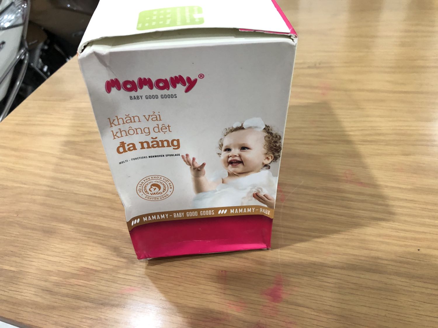 Hộp khăn toàn bụi và rớt mất nắp, chỉ còn keo dính mà cũng giao cho khách hàng được. Không hiểu shop mua bán kiểu gì nữa. Tôi liên hệ Tiki trả hàng nhưng chưa ai nhận cuộc gọi.