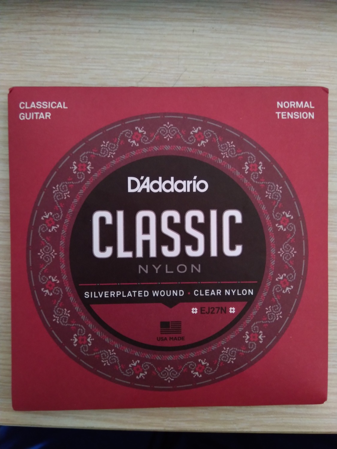 Dây d'addario này là chính hãng vì đã check mã số trên website của d'addario. Bao bì còn nguyên seal và bịch chứa dây còn kín khí nên không lo về chất lượng. 
Tiki suýt thì quên mất đơn hàng này, mình phải liên hệ với bộ phận hỗ trợ nhưng được cái phản hồi cũng nhanh và giao cho đơn vị vận chuyển trong ngày luôn nên không bị trễ hẹn.