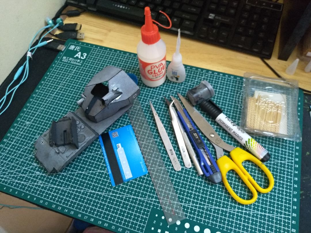 Sản phẩm giống như mô tả, dùng tốt, lúc trc dùng tấm lót cứng rất dễ mòn dao, lưỡi dao phải thay thường xuyên, dùng tấm này lưỡi dao cắt qua vài lần vẫn như mới, có độ bám dính, dễ cắt hơn