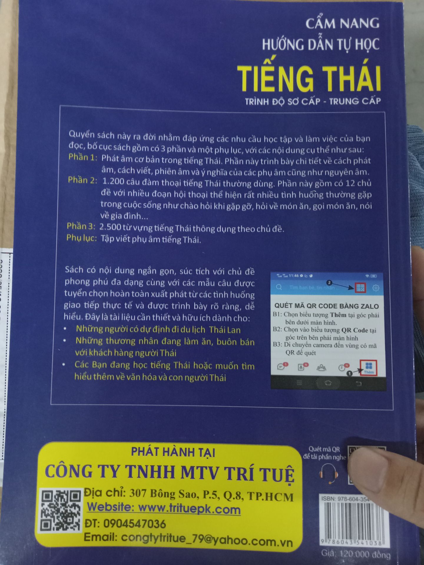 Đặt mua sách sau khi ZeeNuNew xác nhận về Việt Nam tổ chức fan meeting, mong là sẽ học kịp trong 1 tháng  :>>>>>
Giao hàng với tốc độ ánh sáng nhen, sách k có seal nhưng mà shop gói cho tấm kính (? k biết gọi tên s) như hình nên k phải lo quá
Về nội dung sách: có 12 chủ đề và 2.500 từ vựng thông dụng, với mk là quá đủ để học về tiếng Thái r 🙉 
Ưu điểm: Có file âm thanh để luyện nghe - nói; ấn tượng hơn là có cả những chú thích về văn hóa trong giao tiếp của người Thái; ngoài ra thì giấy in rất dày dặn, highlight k bị lem màu cực thích hợp cho những bạn thích màu mè như mk luôn :))))))))))
Khuyết điểm: (cũng k hẳn nhưng mk nghĩ có thể cải thiện để cho sách càng hoàn thiện hơn) đó là phần tập viết k có ghi thứ tự nét và âm thanh trên file nghe k giảm tốc độ xuống được
nhưng nhìn chung thì cuốn sách này quá hoàn hảo cho những ai bắt đầu học tiếng Thái từ con số 0 như mk, cảm thấy 1 tháng học tiếng Thái cũng k hẳn k thể 😂
100₫