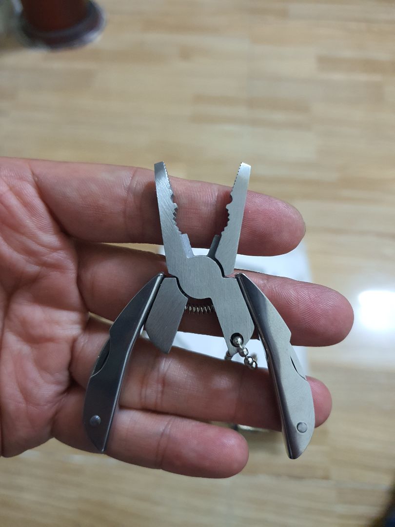 Hàng đẹp, móc vô balo, chìa khóa đều tiện, cán xoay bằng con tán nên dùng 1 thời gian chắc chắn sẽ lỏng. Nhưng với giá 37k thì ko có gì để chê.