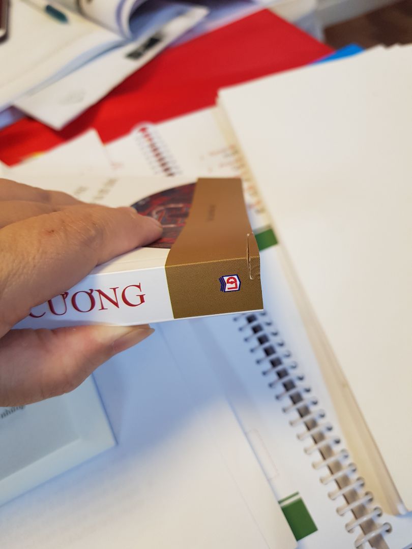 Mình mua combo 2 cuốn! và 1 cuốn bị lỗi như hình gửi. Rất buồn hix hix