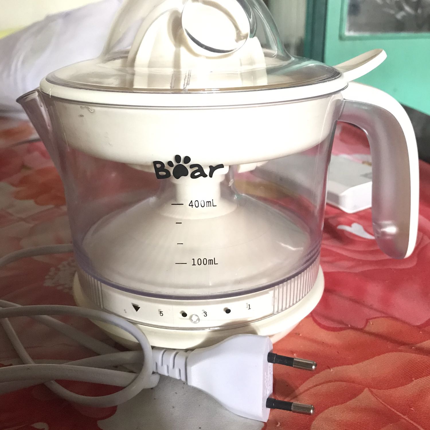 Máy bằng nhựa, nhìn đẹp, khá nhẹ, không ồn mấy, dễ rửa và giao hàng rất nhanh. Mùa dịch có máy vắt cam rất tiện.