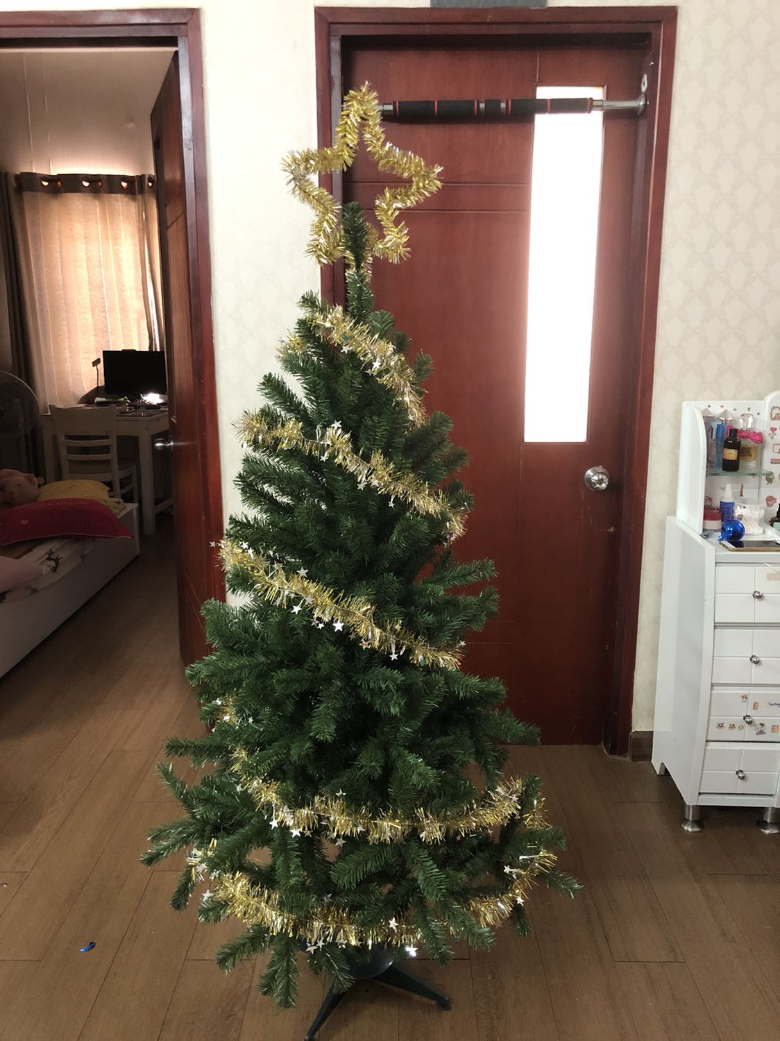 Tuyệt vời cây thông đẹp đúng như hình. Cành lá sum xuê. Shop làm ăn uy tín, chất lượng. Mình đã xem nhiều shop nhưng cảm nhận được shop uy tín nên đã mua. Đúng như mình cảm nhận.