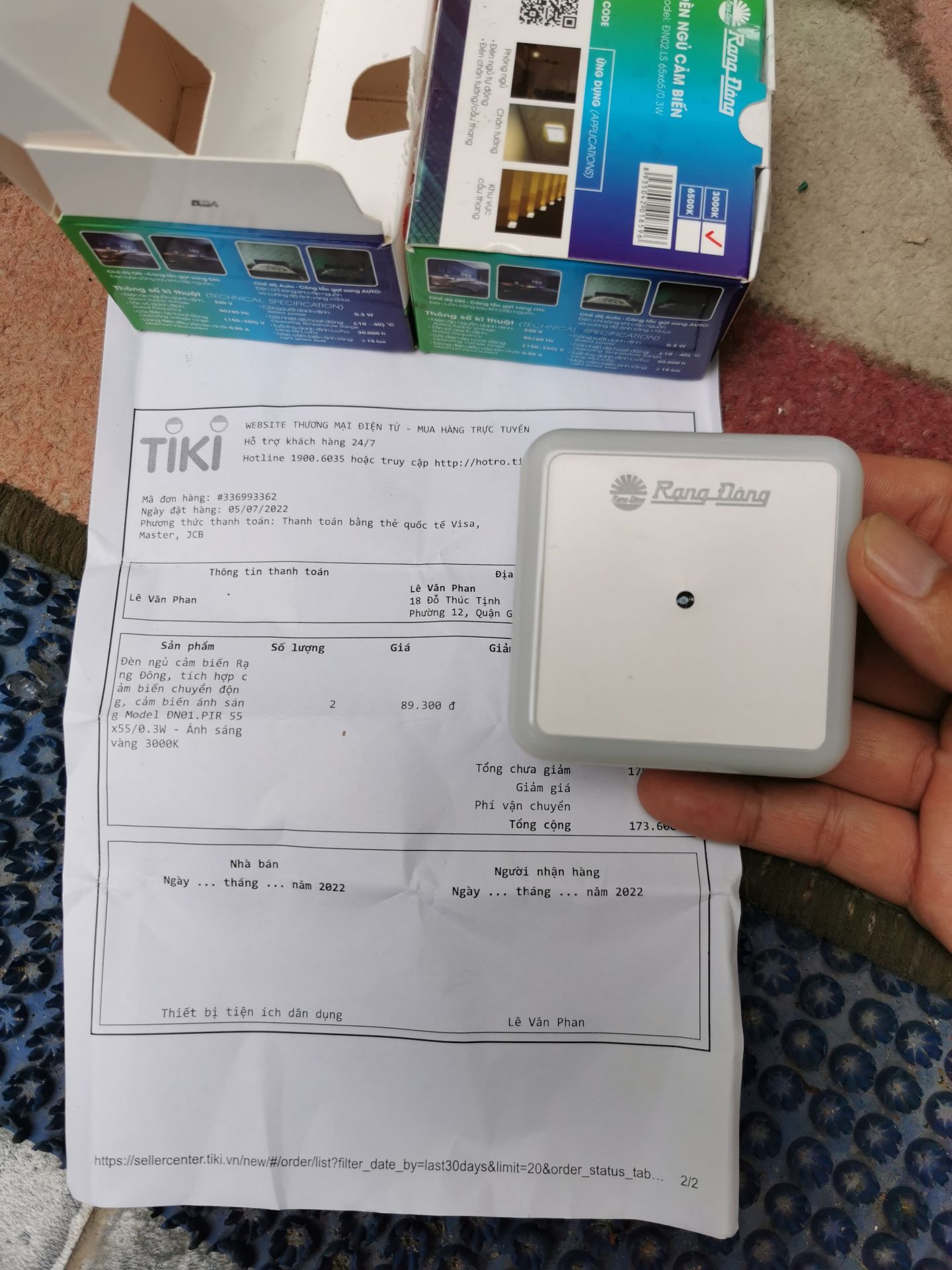 Tôi đặt đèn cảm biến chuyển động hồng ngoại nhưng đơn vị này lại gửi cho tôi đèn cảm biến ánh sáng thông thường, loại này không cảm biến chuyển động thân nhiệt như mô tả, kiểu dáng cũng hoàn toàn khác với hình ảnh chụp khi giới thiệu trên trang web. rất không hài lòng về dịch vụ của đơn vị này