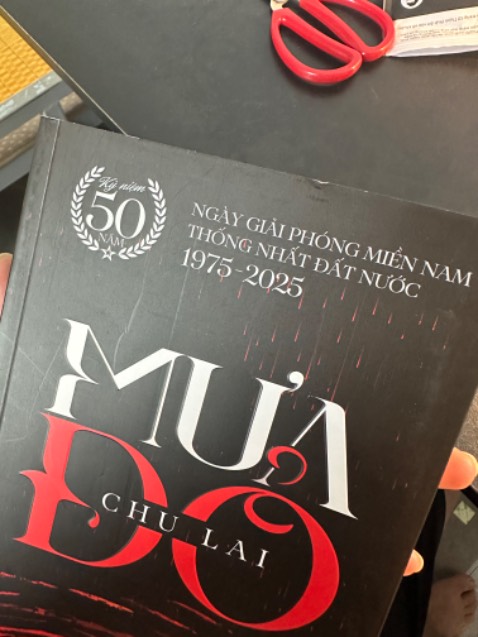 Sách bị móp + xước. Quà mang đi tặng mà bị xấu huhu