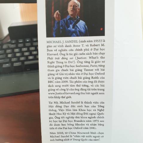 Cuốn sách nằm trong tủ sách CÁNH CỬA MỞ RỘNG - Do Giáo sư Ngô Bảo Châu và nhà văn Phan Việt tuyển chọn và giới thiệu....
Chúng ta đã trải qua hơn 3 thập kỷ tôn vinh thị trường. Theo đó Thị trường - Chứ không phải chính phủ - Chính là chìa khóa dẫn đến thịnh vượng và tự do. Tuy nhiên có vẻ như Kỷ nguyên đó đang bước vào giai đoạn cuối khi mà cuộc khủng hoảng tài chính xảy ra. Tác giả băn khoăn rằng mọi thứ có thể mua bán được. Điều đó dẫn đến 2 hiện tượng là Bất công và tham nhũng. Khi mà bất công nảy sinh sự chênh lệch giàu nghèo và dẫn đến một loạt các hệ lụy khác. Còn tham nhũng là căn nguyên làm xói mòn các giá trị của cuộc sống. Có những thương vụ làm ăn, mua bán phi đạo đức và nhân văn xuất hiện trong cơ chế thị trường. Có lẽ đây cũng là gợi ý cho những nhà lập pháp, khi mà quy định cái gì nên được mua và cấm ko được mua bằng tiền. Đồng thời càng phải xây dựng chuẩn mực đạo đức xã hội.