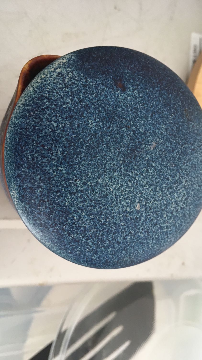 Cốc đẹp gốm dày, nhưng cái môi hơi ngắn nên khi rót dễ bị chảy ra ngoài. Sản phẩm có nắp nên có thể đựng đồ uống trọng tủ lạnh được, giao hàng nhanh, đóng gói cẩn thận