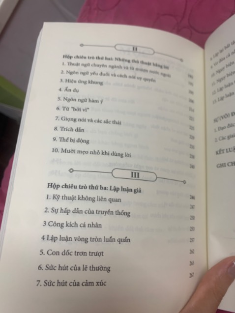 Sách mới, đóng gói ổn. Nhưng mình nói thật sách nội dung tệ và mất thời gian đọc. Không có cho mình thêm được kiến thức mới gì cả. Hầu hết là các chiêu trò tâm lý trong đời sống hằng ngày qua cách nói theo hướng có lợi cho mình. Thực sự những mẹo này quá cơ bản nên ai cũng biết hết rồi, áp dụng chỉ khiến bị ghét hơn chứ chả thao túng được ai.