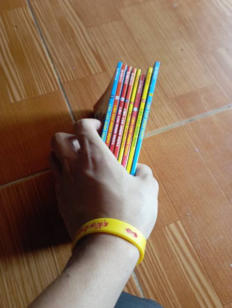 Khổ thân các anh shipper, vỏ bìa bên ngoài hơi ẩm, nhưng bên trong các quyển sách được bọc xốp nên không sao cả hihi, lại còn giao lúc 12h, mik có hỏi anh ăn cơm chưa, ảnh bảo rồi kk