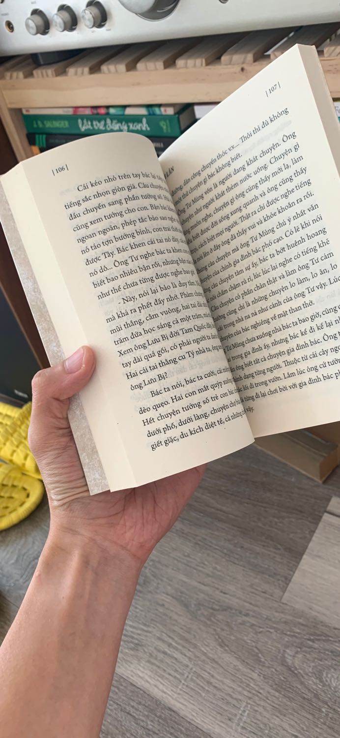 Nội dung sách tốt, tác phẩm nổi tiếng của nhà văn Kim Lân mà. Tuy nhiên chất lượng giấy không tốt, dễ bị mốc theo thời gian do chất giấy kém, cầm nhám tay, được cái nhẹ. 

Cám ơn tiki đã giao sách nhanh và tốt