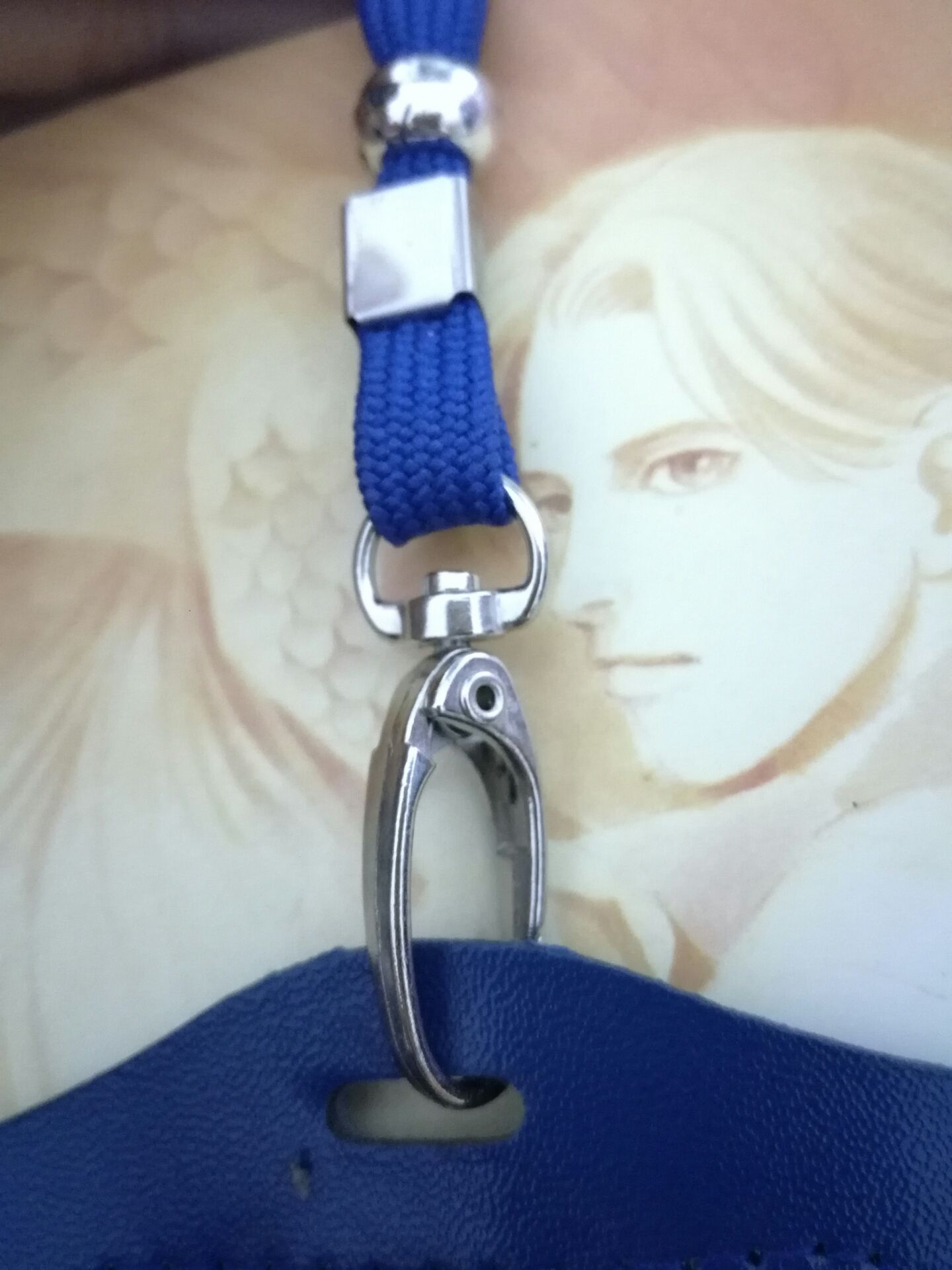 Mình đặt bảng tên ngang mà lại gửi cho mình bảng tên dọc, móc nối ở dây đeo của sản phẩm không giống hình ảnh mô tả.