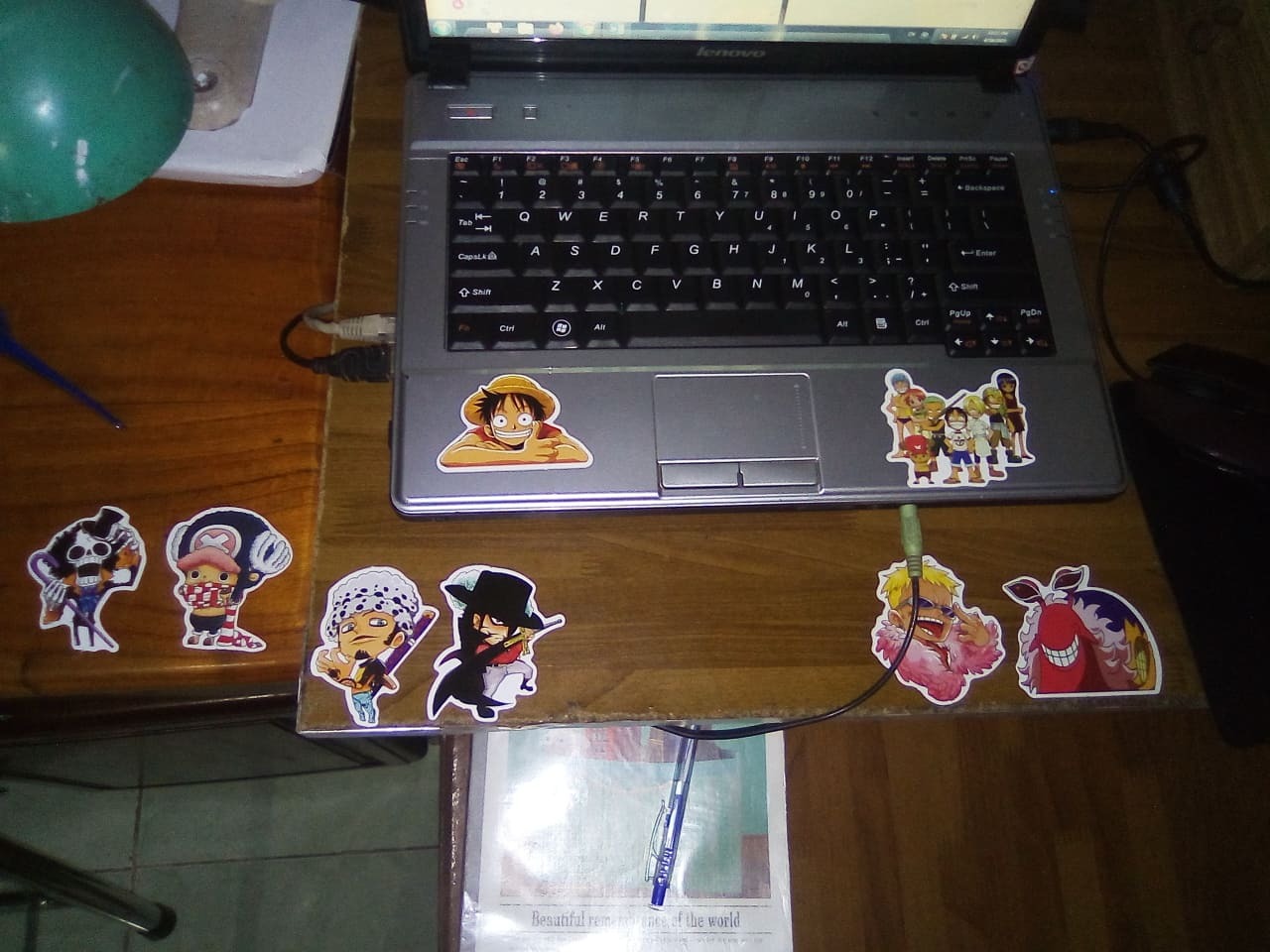 Hình ảnh đẹp sắc nét ,keo dính khá chắc chắn ,rất nhiều sticker ,nhưng nhược điểm là có khá ít nhân vật , thay vì lặp lại nhân vật đó thì hãy tạo nhân vật khác ,nên giảm giá tiền lại cho mn có thể mua và sử dụng .