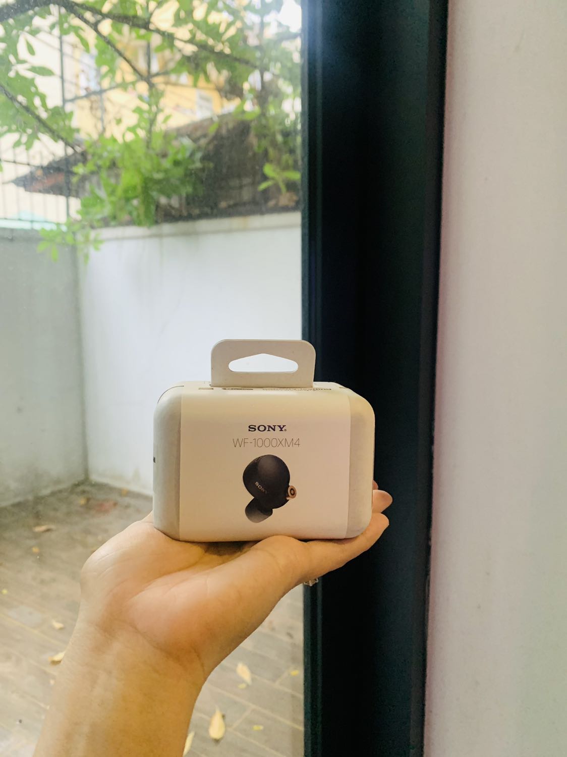 Tai nghe sony thì khỏi bàn về chất lượng rồi hen. Mình thấy review nút to bị rớt (default là size M), mình đổi qua size S, rất vừa tai mình. Sản phẩm kết nối nhanh, bỏ qua bước bấm như tai có dây cũ của mình. Mình rất thích.