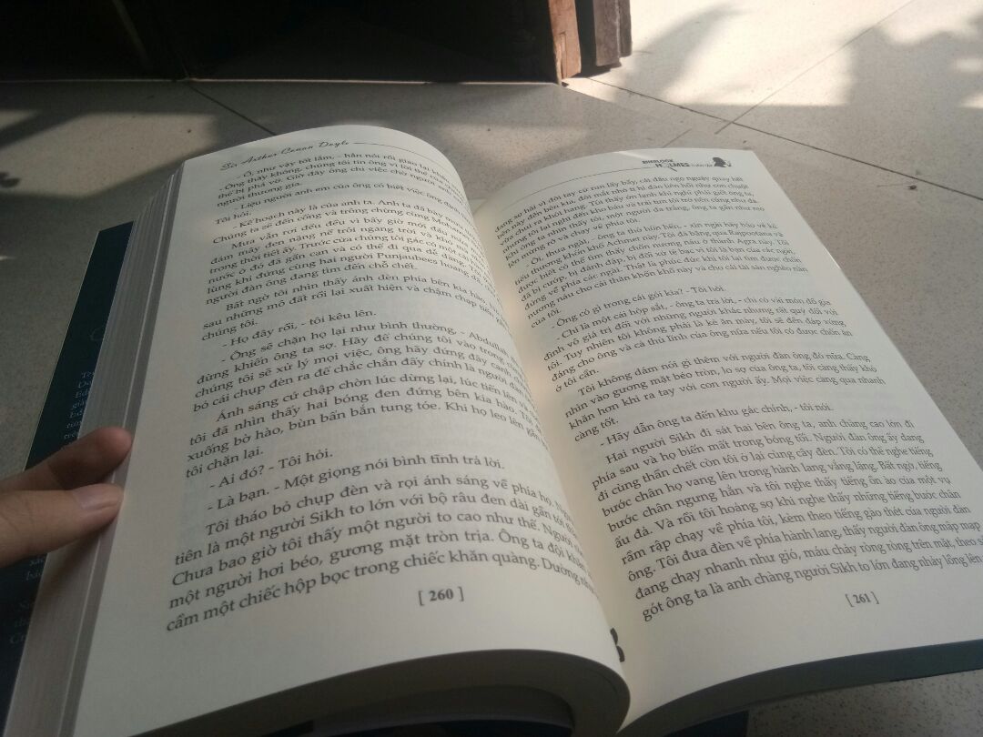 eo ơi sách xinh dã man luôn ấy ạ, rất thích mấy kiểu cổ thế này, cơ mà có thêm hình minh họa nữa thì pơphec. Phần góc hộp có hơi bị dập tí nhưng vẫn cho 5 sao vì sách đẹp ghê ??