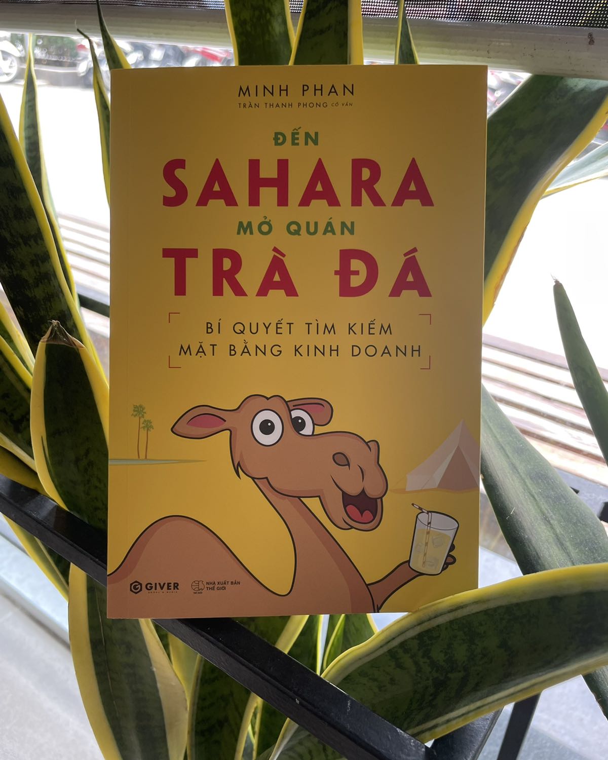 Amazing. Tên sách quá thú vị, làm mình nhớ tới câu chuyện ông bán ly pha lê trong sách Nhà Giả kim. Nội dung sách viết rất sát để ứng dụng được trong thực tế đi tìm mặt bằng kinh doanh ở Việt Nam. Phần chia sẻ về hợp đồng thuê mặt bằng sử dụng được luôn cho cả thuê nhà ở hay văn phòng, khi suy nghĩ chủ nhà như một đối tác thì mình sẽ cư xử đúng mực tôn trọng và rõ ràng. Làm như vậy mình sẽ có được thiện cảm với họ, có cơ hội ký được giá tốt lâu dài. Sách hay nên đọc. Giao hàng nhanh, bao bì đẹp, chữ in dễ đọc, có hình minh hoạ dễ thương.