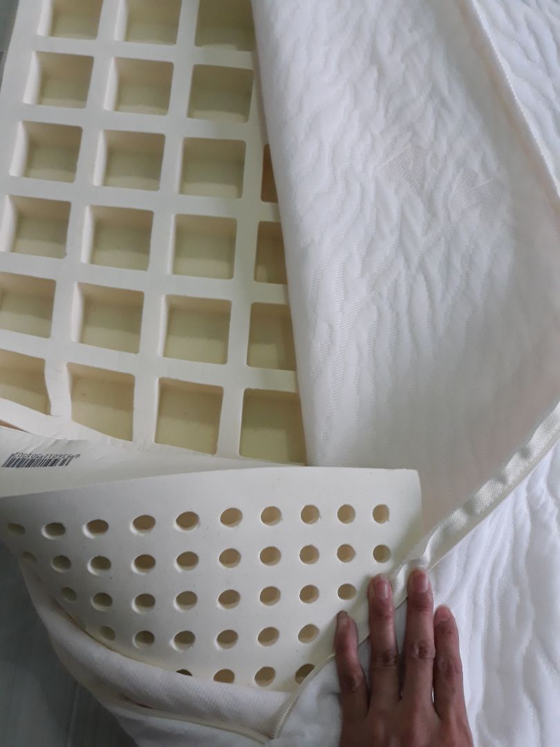 Chất lượng hàng cao su thật chứ ko phải mút xốp. Nệm mới hơi có mùi cao su nhưng không quá nồng, vẫn ổn. Giao hàng đúng hẹn. Nệm được đóng gói kỹ nên lúc nhận vẫn mới tinh sạch sẽ, không trầy xước.