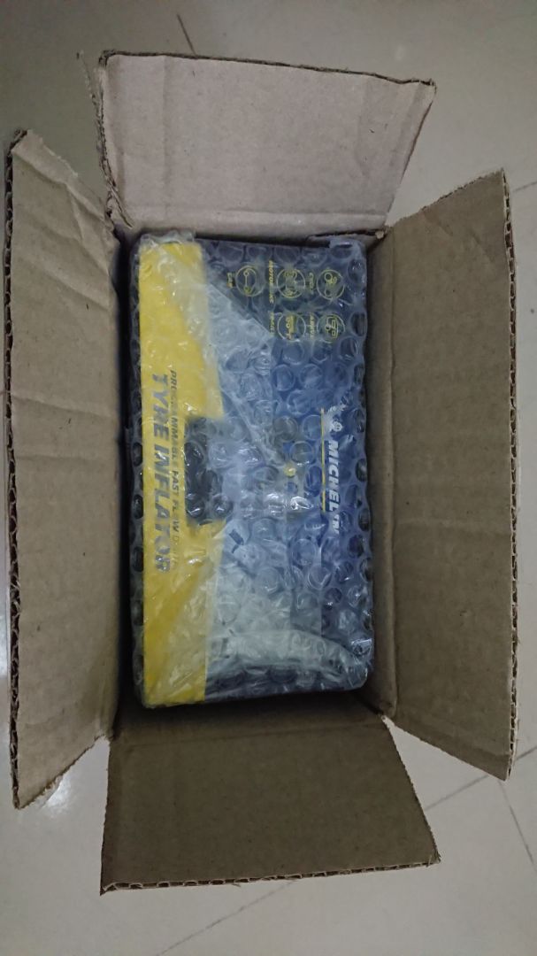 Sản phẩm được đóng gói kỹ lưỡng, giao nhanh. Hộp sản phẩm full box, đầy đủ phụ kiện đi kèm( 2 vòi bơm, adapter, 2 phiếu bảo hành). Máy bơm mạnh, tự ngắt khí đúng áp suất cài đặt.