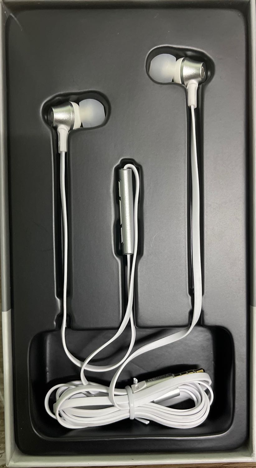 Mình đặt hàng màu đen, nhưng hiện shop giao cho mình màu trắng. Shop vui lòng đổi lại giúp mình nhé. Mình cám ơn.