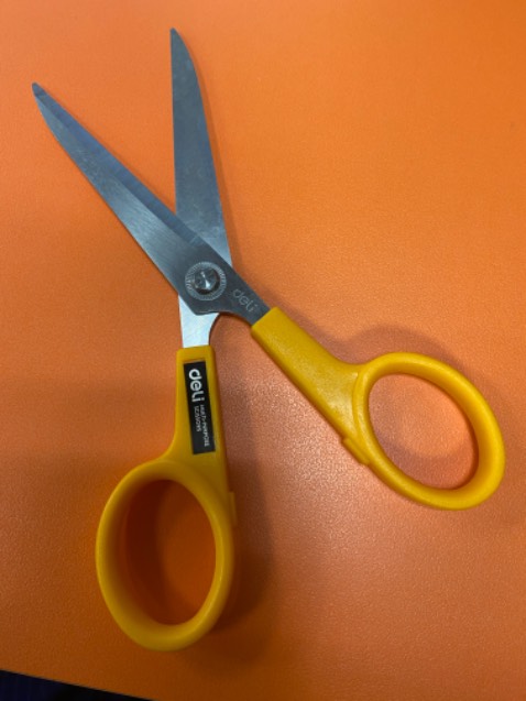 Kéo sắc, cầm chắc tay, hơi to so với tưởng tượng.