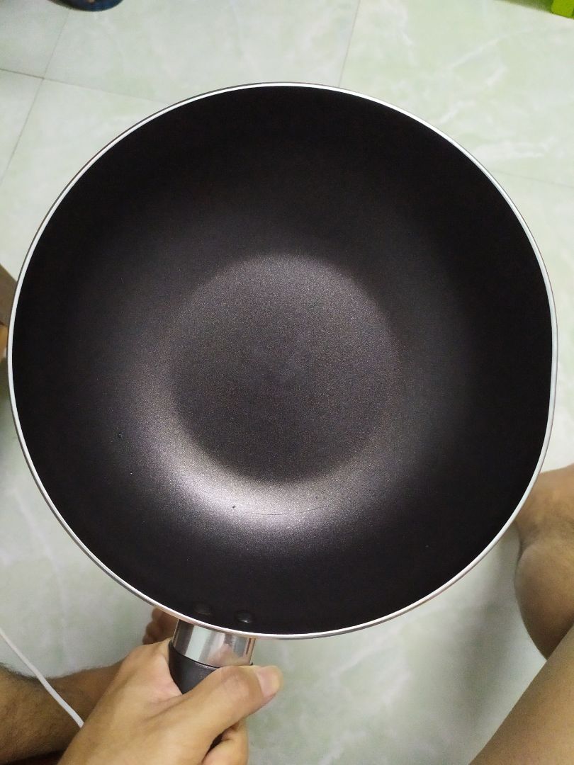 Đóng gói không cẩn thận, chảo bị móp. Vừa mới mua chưa dùng gì mà lòng chảo đã bị xước hết cả như thế này (ảnh chụp không rõ hết được vết xước). Mẹ mình già vốn không thích mua hàng onl vì sợ ko đảm bảo, nên giờ đem chảo ntn về bị mẹ la cho một trận. Tiki tính thế nào đây ạ?