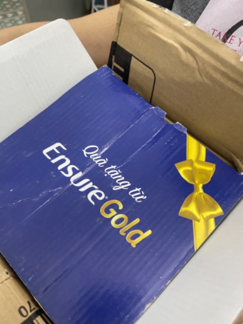 Nhà bán thu mua quà tặng từ nhãn hàng khác và bán lấy tiền
Như vậy không phải hàng chính hãng và không phù hợp