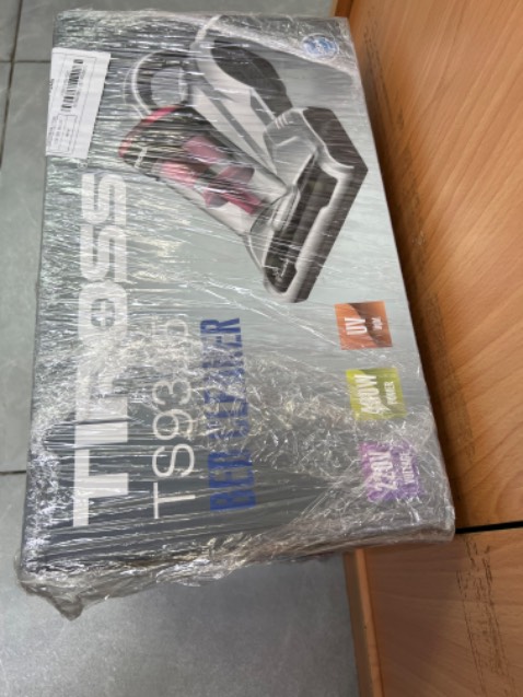 Máy đẹp nhưng kêu khá to khi hút, chỉ hút được bụi mịn, chưa thấy hút được tóc và các loại khác, do hút mạnh nên máy sẽ xoắn drap giường bằng vati lụa. Máy nóng khi hút 1 drap giường 1m6x2m.mọi nguòi có thể xem video để tham khảo tiếng ồn.