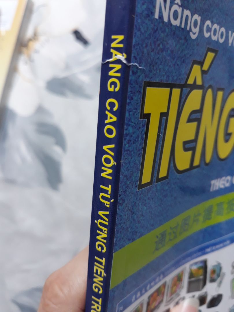 Cuốn này mình mua với giá 53k 1 quyển gì đó, nhưng sách hoặc bị rách hoặc xấu lắm. Sacha in màu, giấy mỏng, ruột sách mỏng. Mình mua hộ nên chỉ check qua như vậy thôi.
Hàng giao hơi lâu