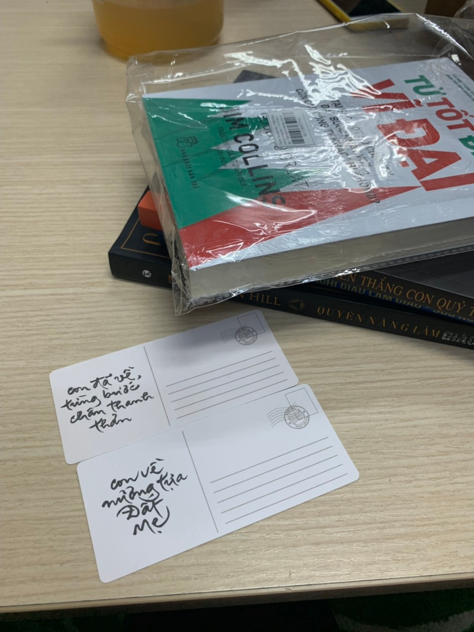 Mình không hiểu là  vì sao lại gủi tặng bookmark thiết kế có nội dung như vầy "con đã về từng bước chân thanh thản" "con về nương tựa đất mẹ".
Điều này làm mình thấy thực sự khó hiểu và khó chịu, mong TÔI không phải nhận những thông tin như vậy vào lần sau.