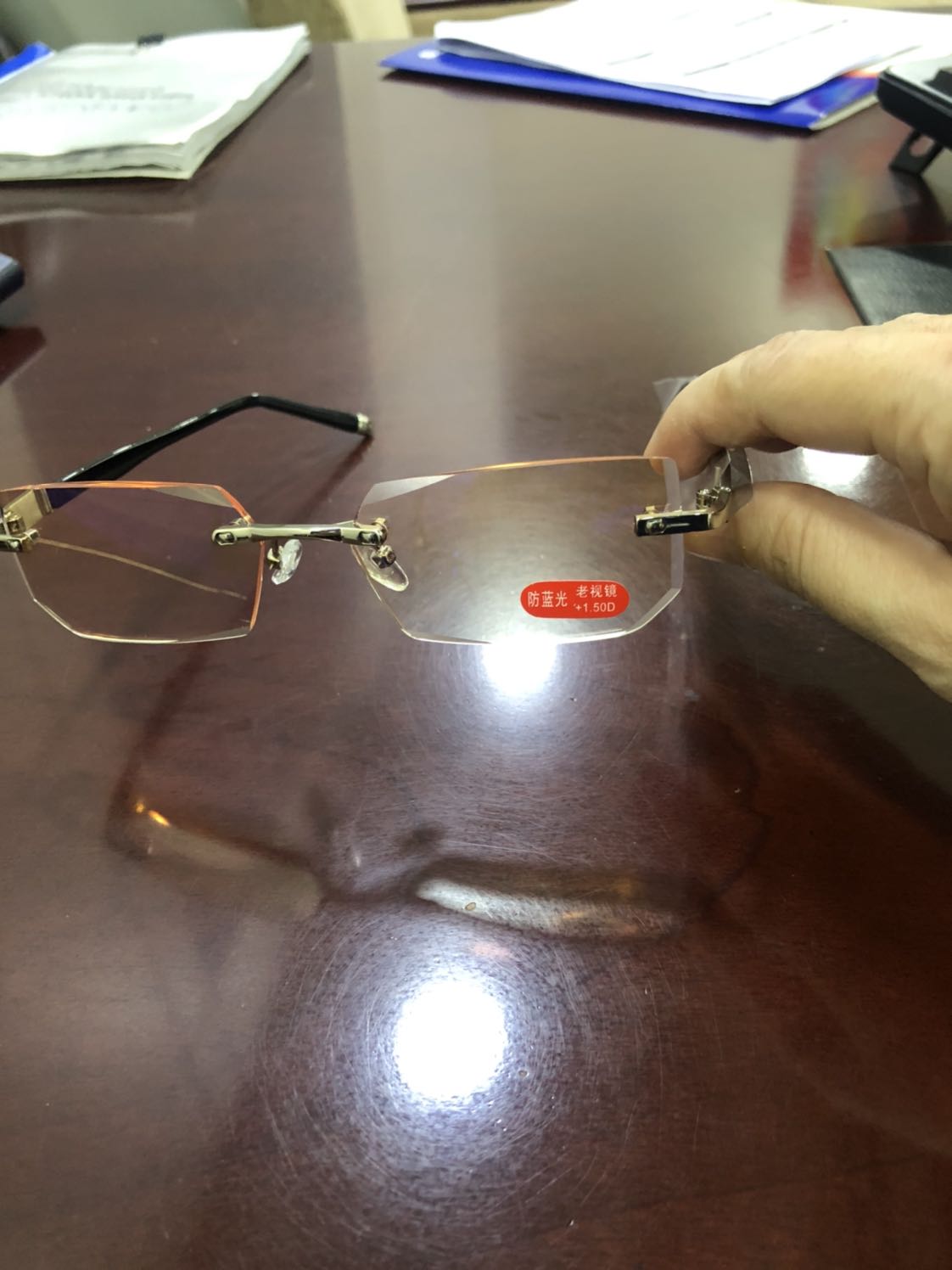 Đẹp, thời trang, nữ tính, gọng kính chắc chắn,