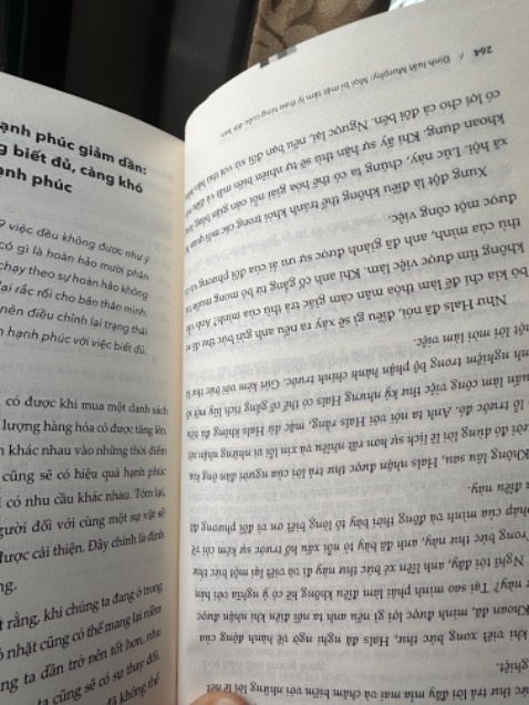 Đã định không đánh giá về cuốn này nhưng đọc đến gần cuối thì không thể không lên tiếng được.
1. Về hình thức: có lỗi chính tả, mất khoảng chục trang cuối là in ngược, 1 số trang khổ giấy nhỏ hơn bình thương
2. Về nội dung: diễn đạt và lý giải các định luật hết sức sơ sài, chỉ như giới thiệu định nghĩa về định luật thôi. Các ví dụ cũng ít, nhiều ví dụ còn không chỉ ra kết thúc và liên kết với định luật. Vì phần giải thích về các định luật vốn rất ngắn nên phần tóm tắt lại chỉ giống như copy-paste thôi